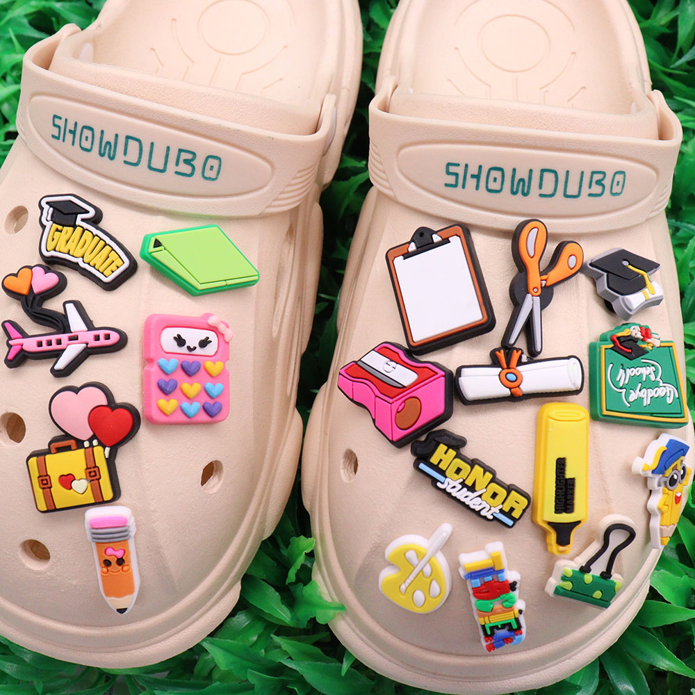 1pcs PVC Shoe Charms Folder Bo – Party Games Graduation recenzja i cena